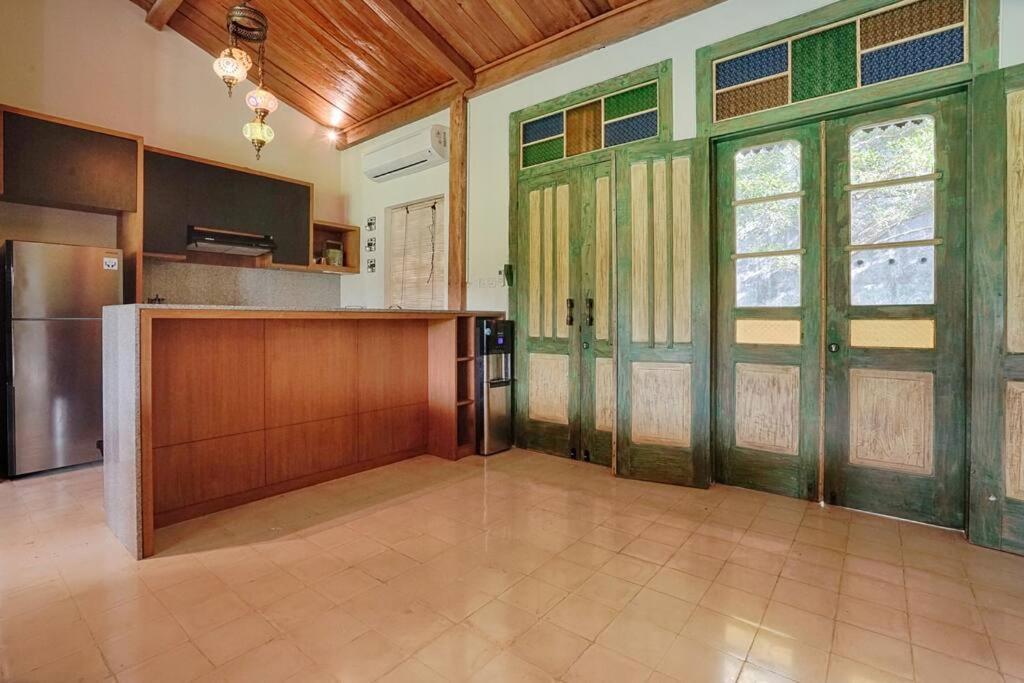 An Unique 3 Bdr Overlooking Rice Paddies Ubud (Bali)