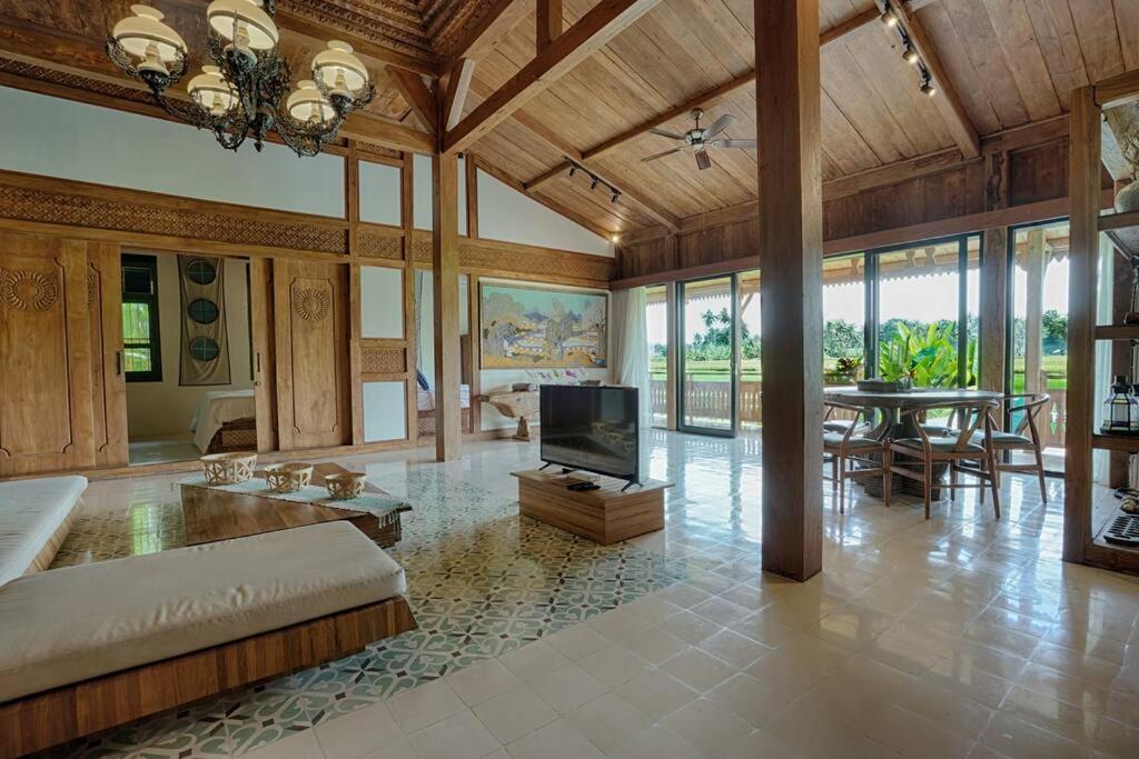 An Unique 3 Bdr Overlooking Rice Paddies Villa