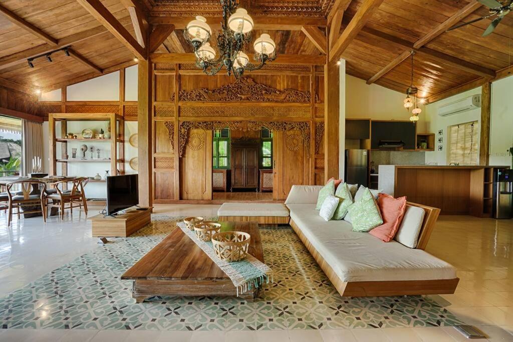An Unique 3 Bdr Overlooking Rice Paddies * Ubud (Bali)