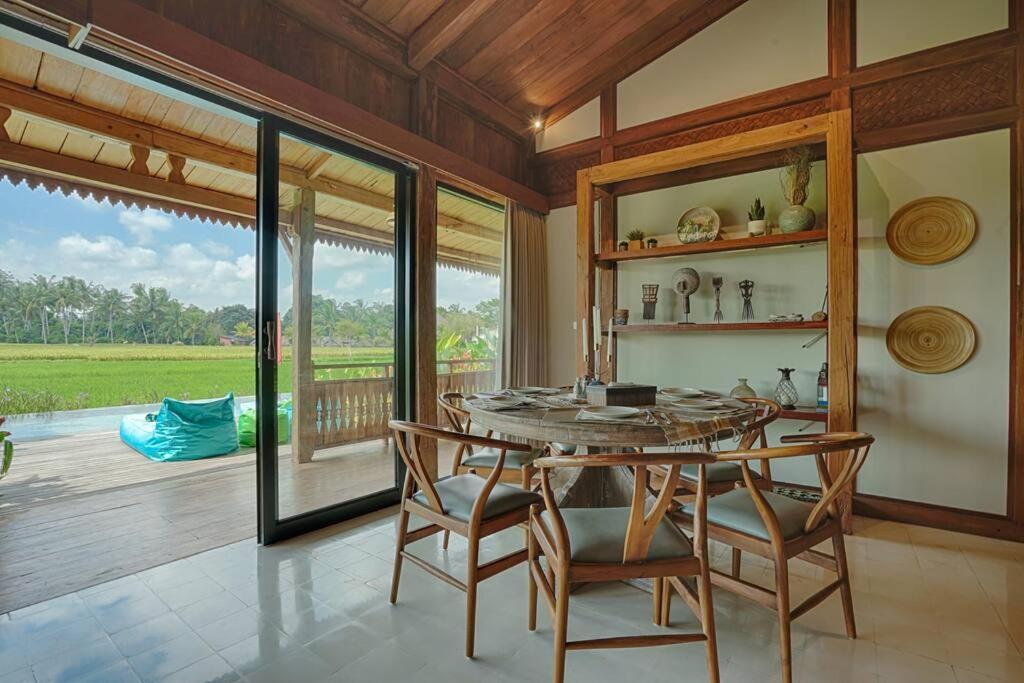 An Unique 3 Bdr Overlooking Rice Paddies Villa Ubud (Bali)
